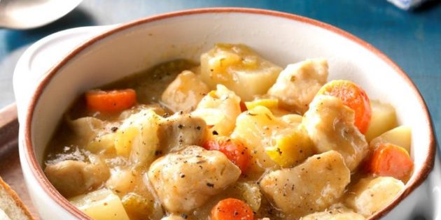 Картошка, тушенная с курицей, морковью и сельдереем Картошка, тушенная с курицей, морковью и сельдереем