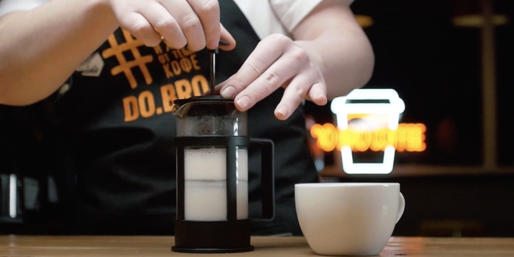 Взбейте молоко Как приготовить капучино во френч-прессе в домашних условиях: взбейте молоко