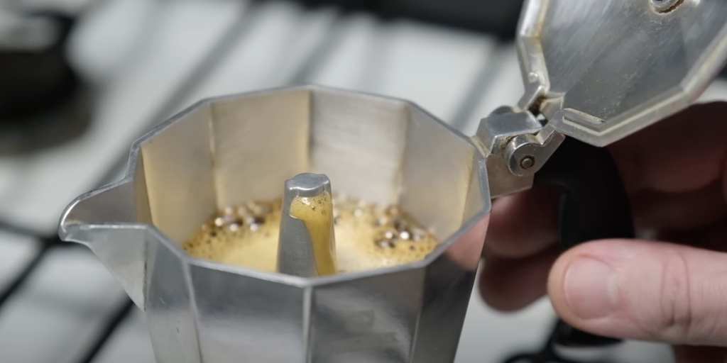 Сварите эспрессо Как сделать капучино в домашних условиях без кофемашины: сварите эспрессо